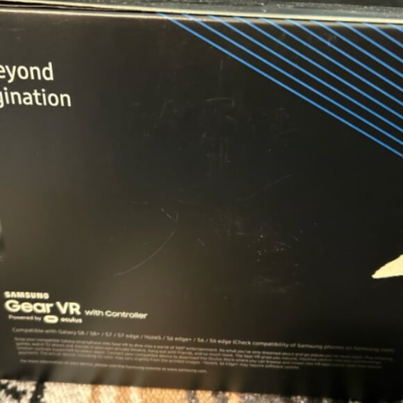 Samsung Gear VR with Controller in box Powered by Oculus - Picture 6 of 6